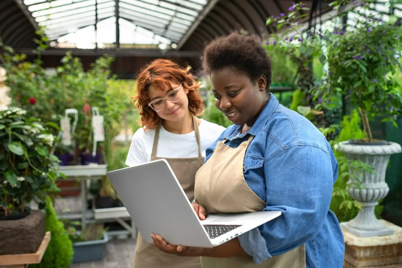 Mujer negra que dirige una pequeña empresa